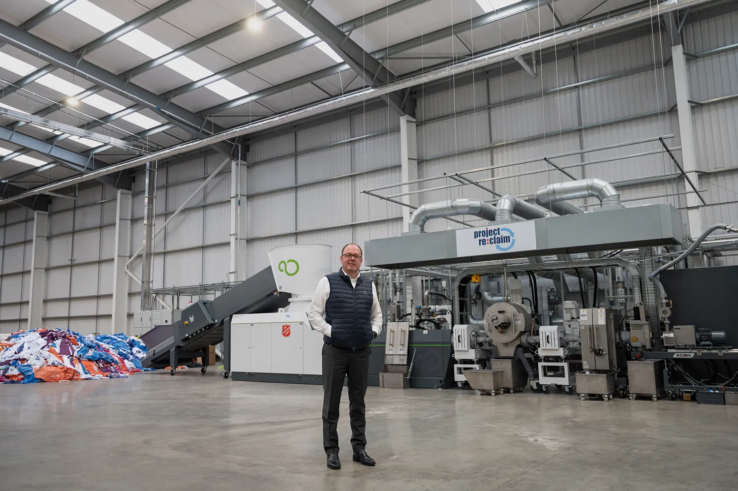 Manfred Dobersberger, Managing Director von PURE LOOP, vor der Recyclinganlage im Verarbeitungszentrum von SATCoL in Kettering, UK.