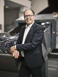 „Unsere ISEC evo ist die perfekte Lösung für Spritzgießer, die ihre Produktionsabfälle in hoher Qualität in den Produktionskreislauf rückführen wollen“, betont Manfred Dobersberger, Managing Director von PURE LOOP im Vorfeld der Fakuma. 